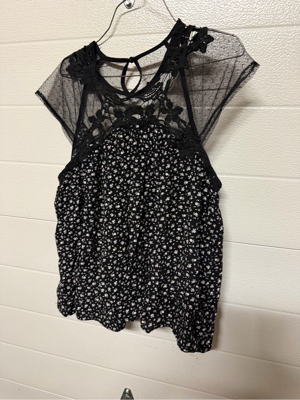 En Creme Black Floral Lace Yoke Camisole